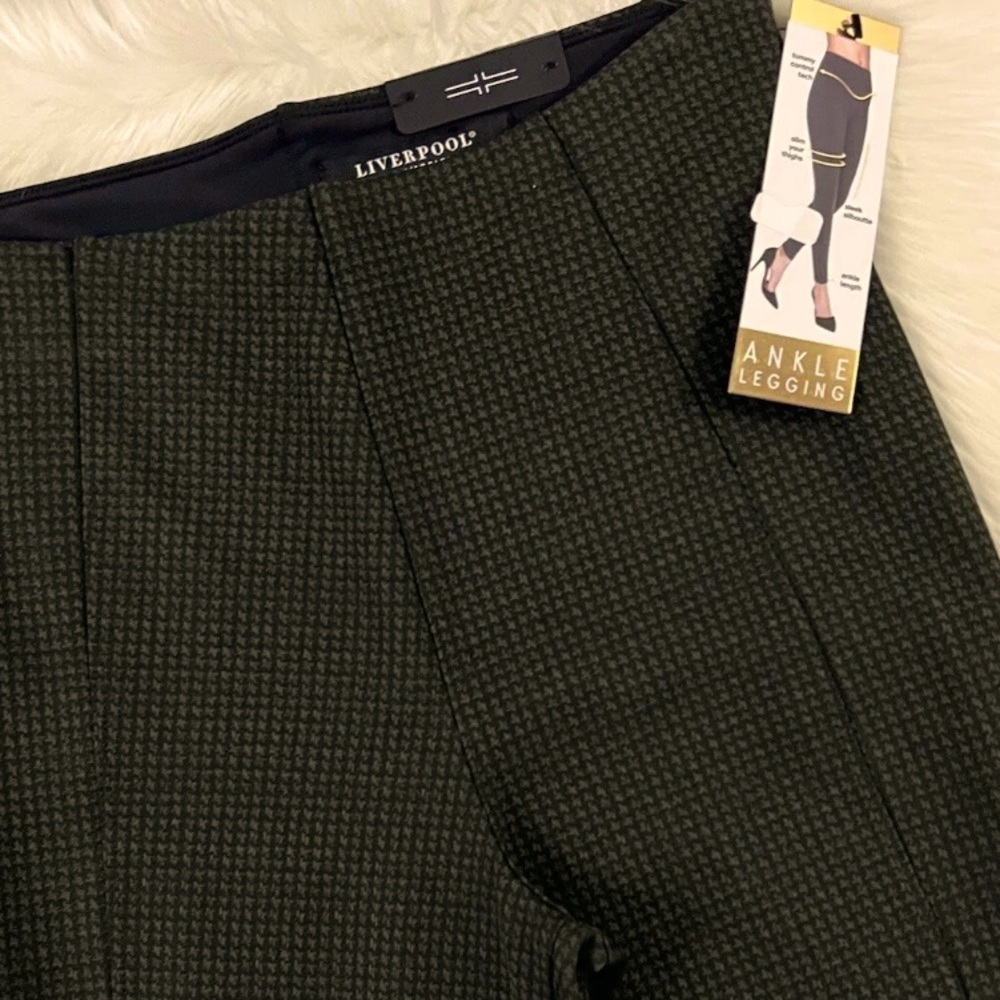 A beautiful pair of Liverpool Ankle Leggings in a houndstooth pant.